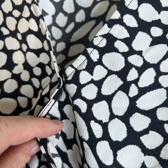 Who What Wear Vneck Peplum Long Sleeve Black White Maximal Blouse Size Medium - Picture 4 of 10